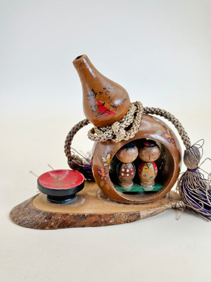K10162 - Omiyage Kokeshi dolls in Lacquered Gourd 瓢箪