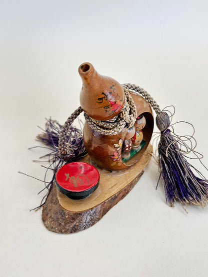 K10162 - Omiyage Kokeshi dolls in Lacquered Gourd 瓢箪