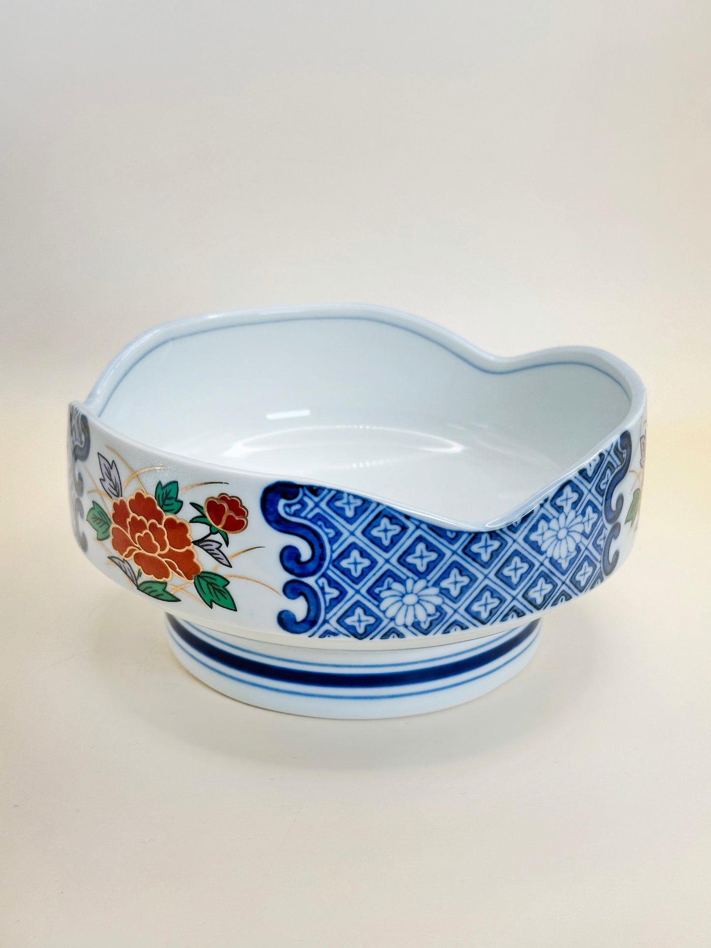 TB191 - Large Bowl of Arita-yaki 有田焼
