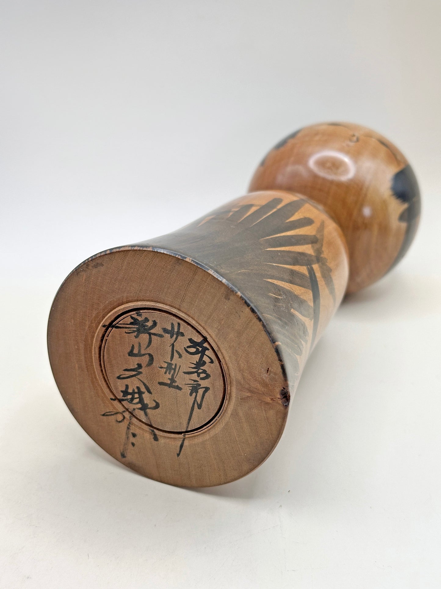 K20106 - Yajirō-style Kokeshi by Hisashiro Niiyama 新山久城