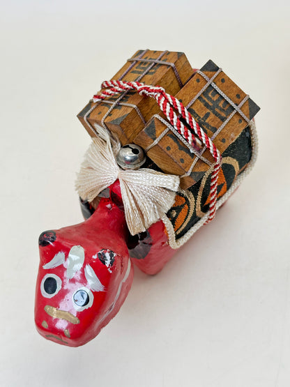 FT408 - Hariko Akabeko – Vache Rouge en Papier Mâché 赤べこ