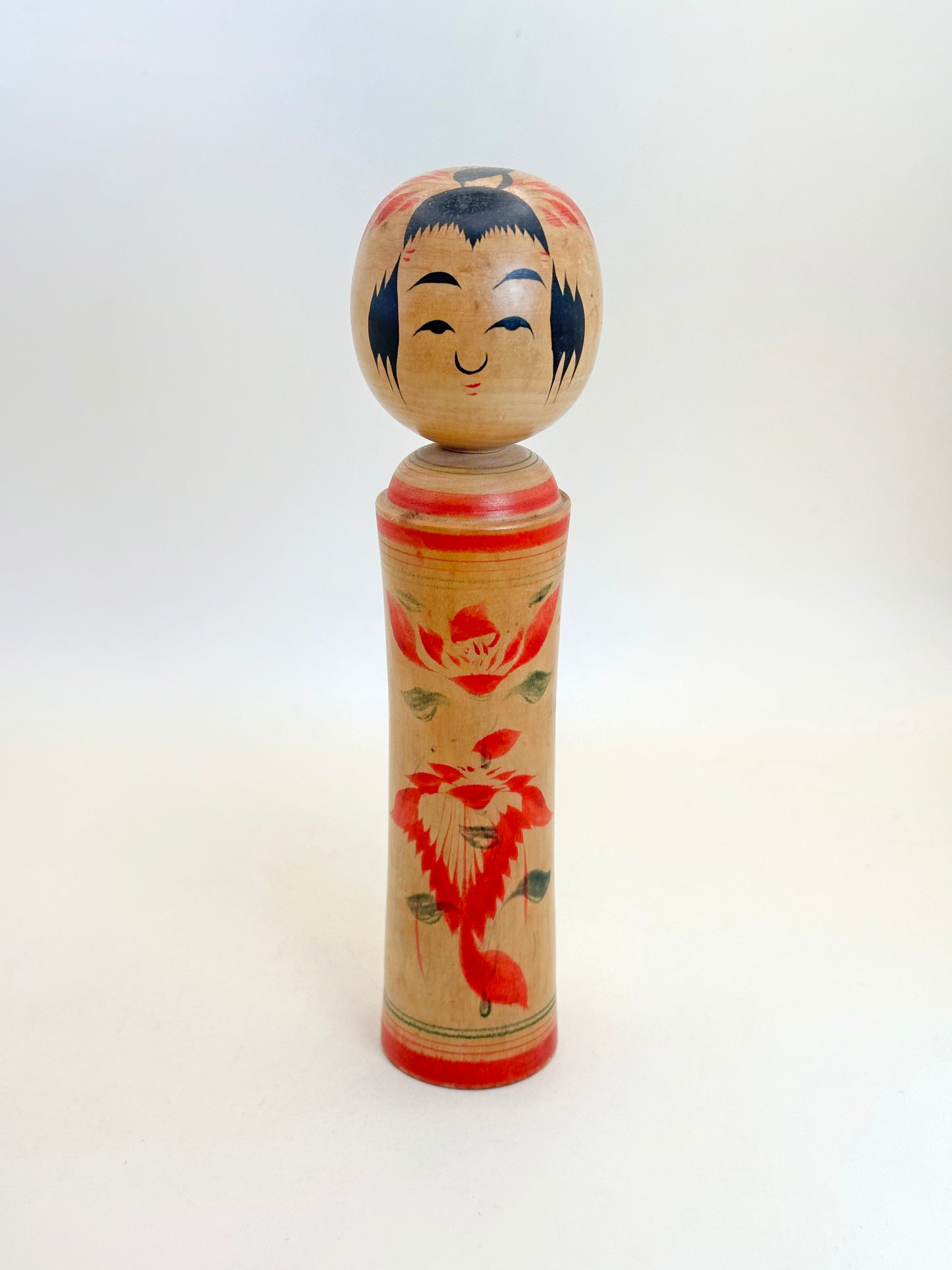 K18126 - Kokeshi Naruko tradicional por Yasuo Yusa 遊佐泰雄