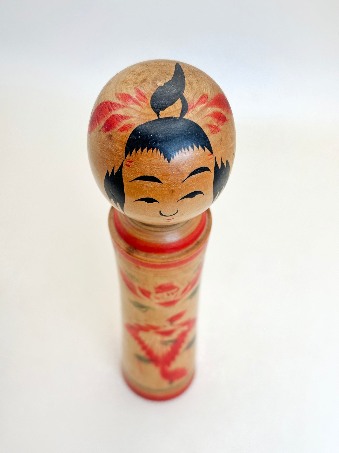 K18126 - Kokeshi Naruko tradicional por Yasuo Yusa 遊佐泰雄