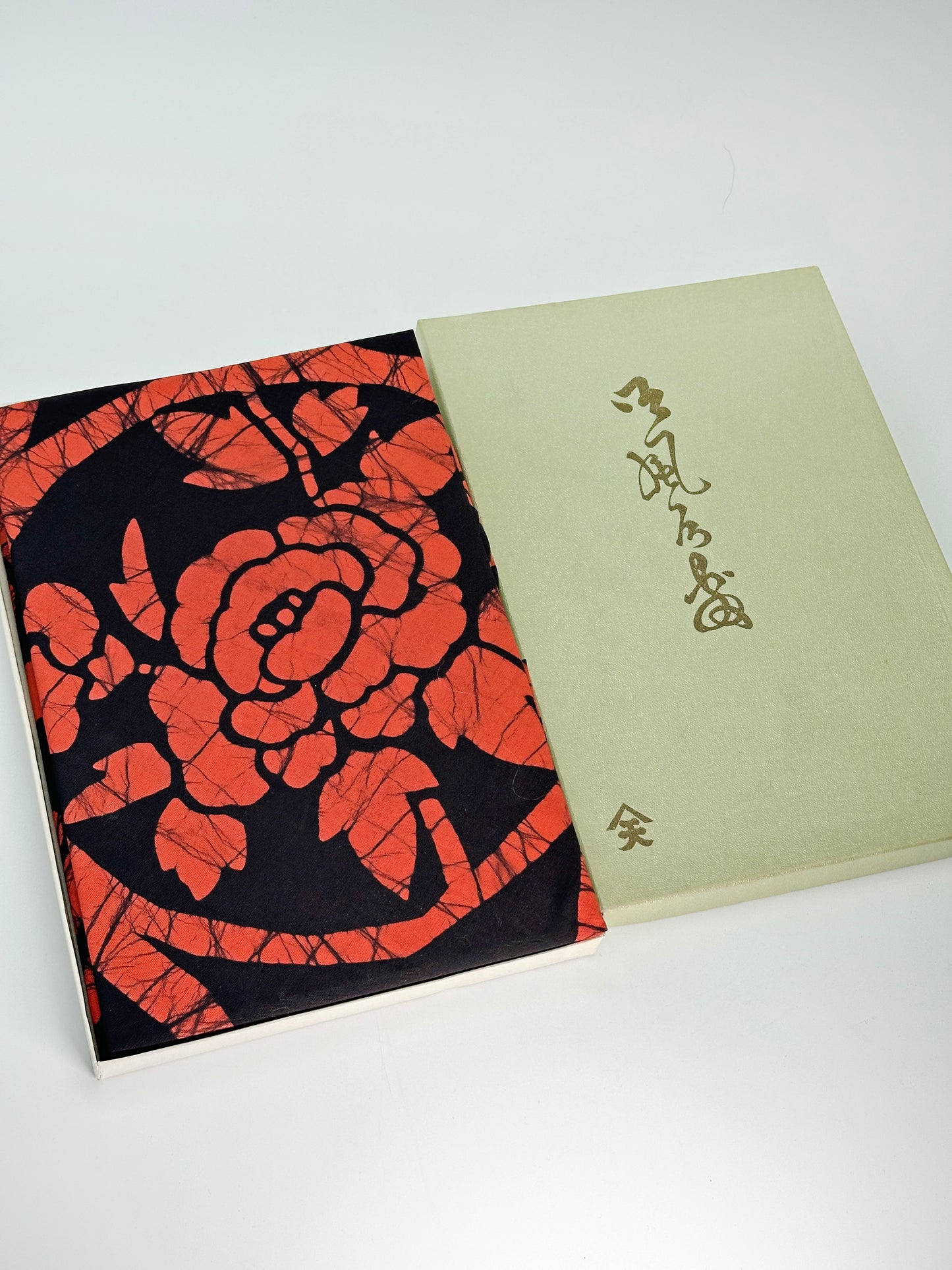 FA28 - Rōketsu-zome Furoshiki Cloth ろうけつ染め
