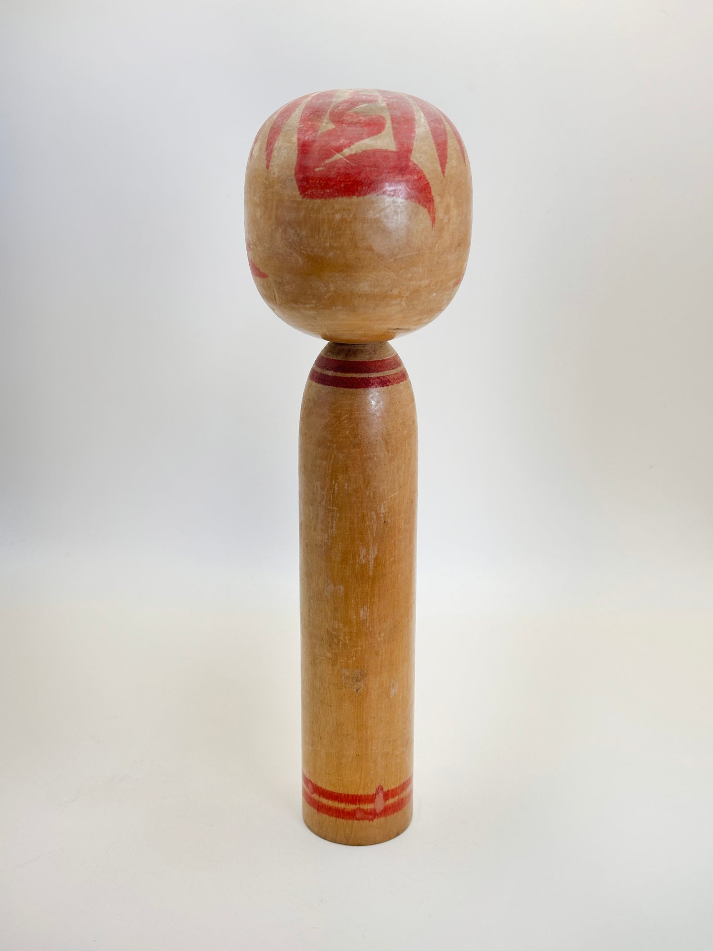 K25100 - Togatta Kokeshi par Tetsuro Sato 佐藤哲郎