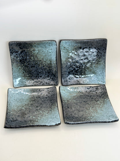 TB152 - Set of four small square plates 花田勝