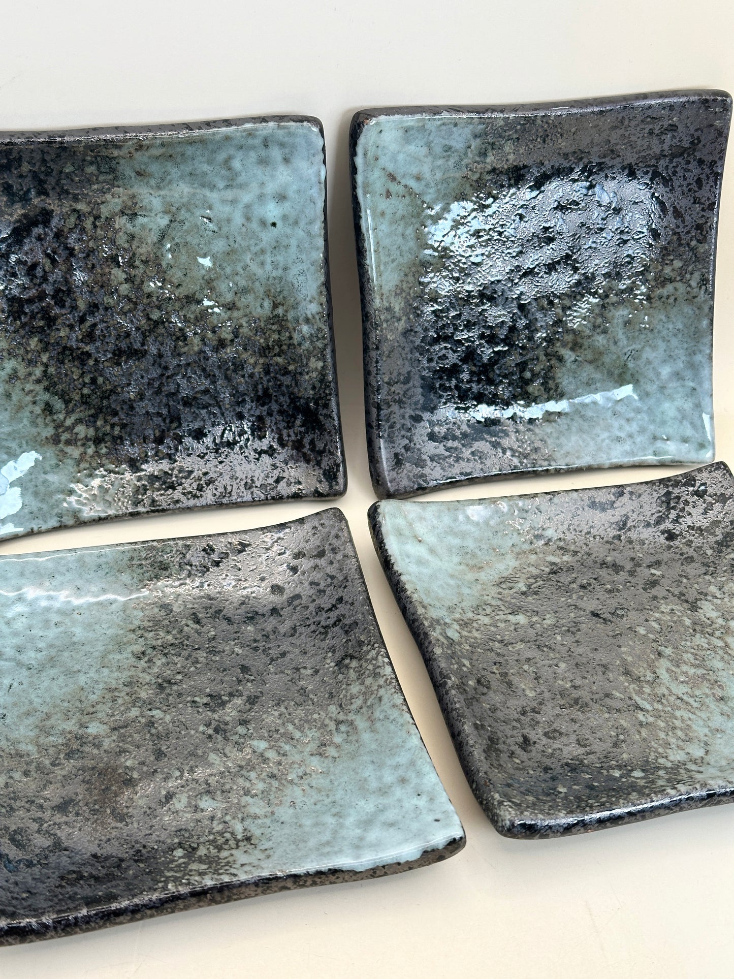 TB152 - Set of four small square plates 花田勝