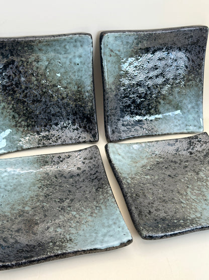 TB152 - Set of four small square plates 花田勝