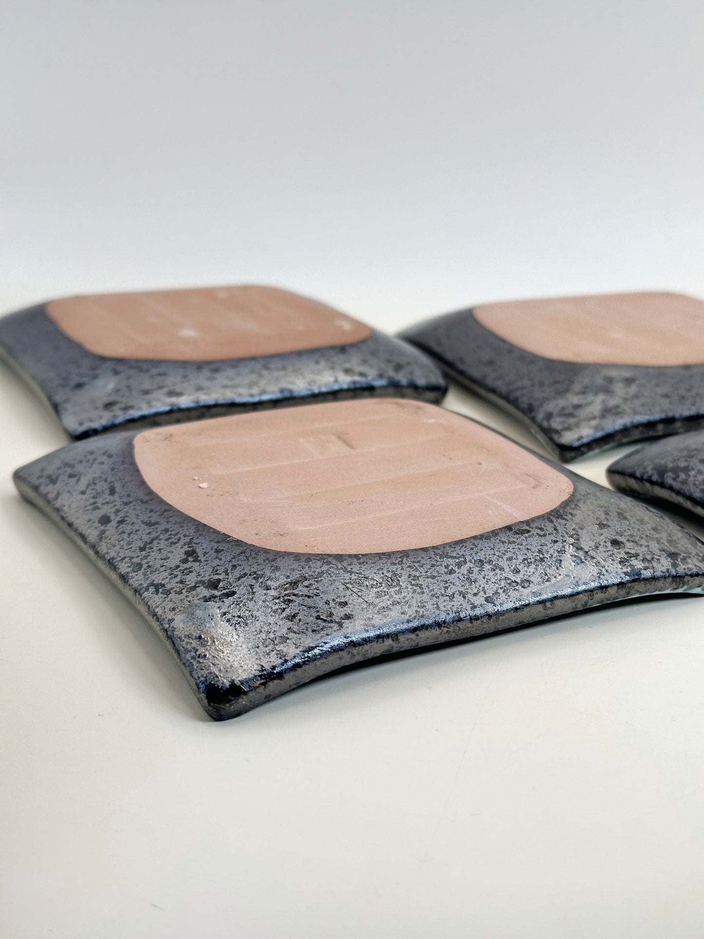 TB152 - Set of four small square plates 花田勝