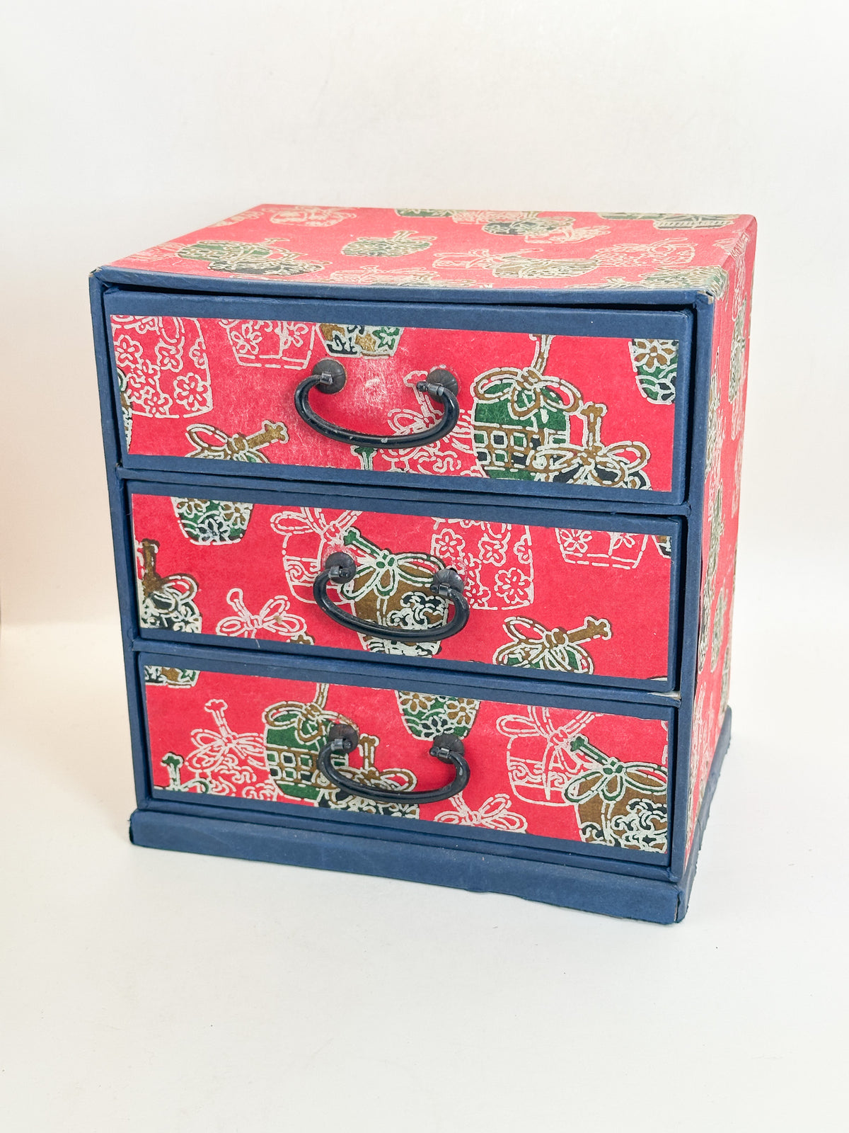 TB423 - Mingei-style three-drawer chest 和柄箪笥