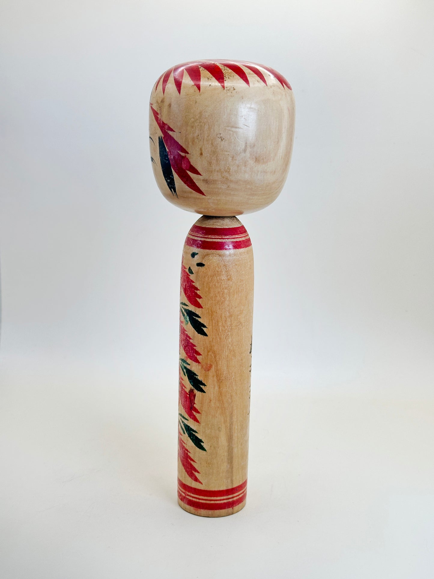 K25102 - Togatta Kokeshi par Tomio Sato