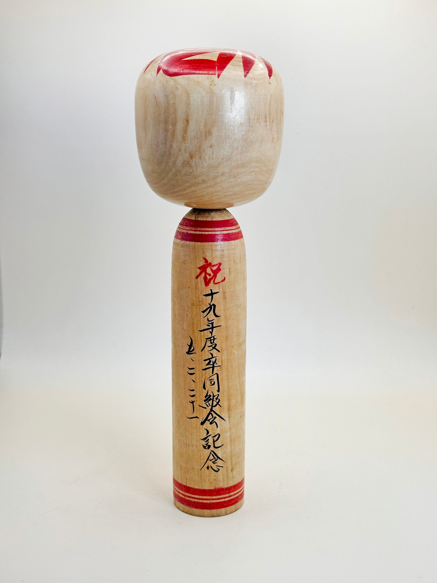 K25102 - Togatta Kokeshi par Tomio Sato