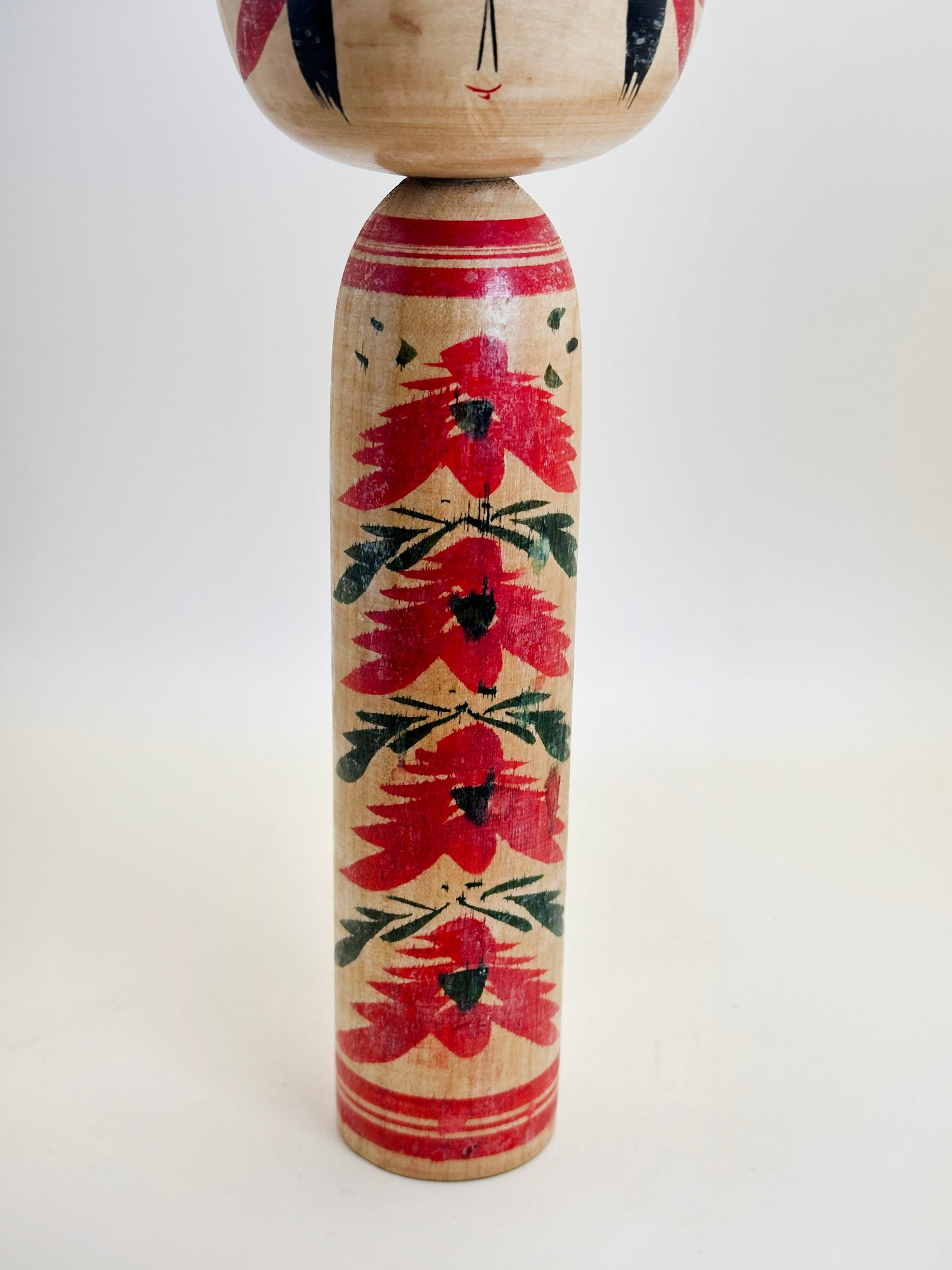 K25102 - Togatta Kokeshi par Tomio Sato