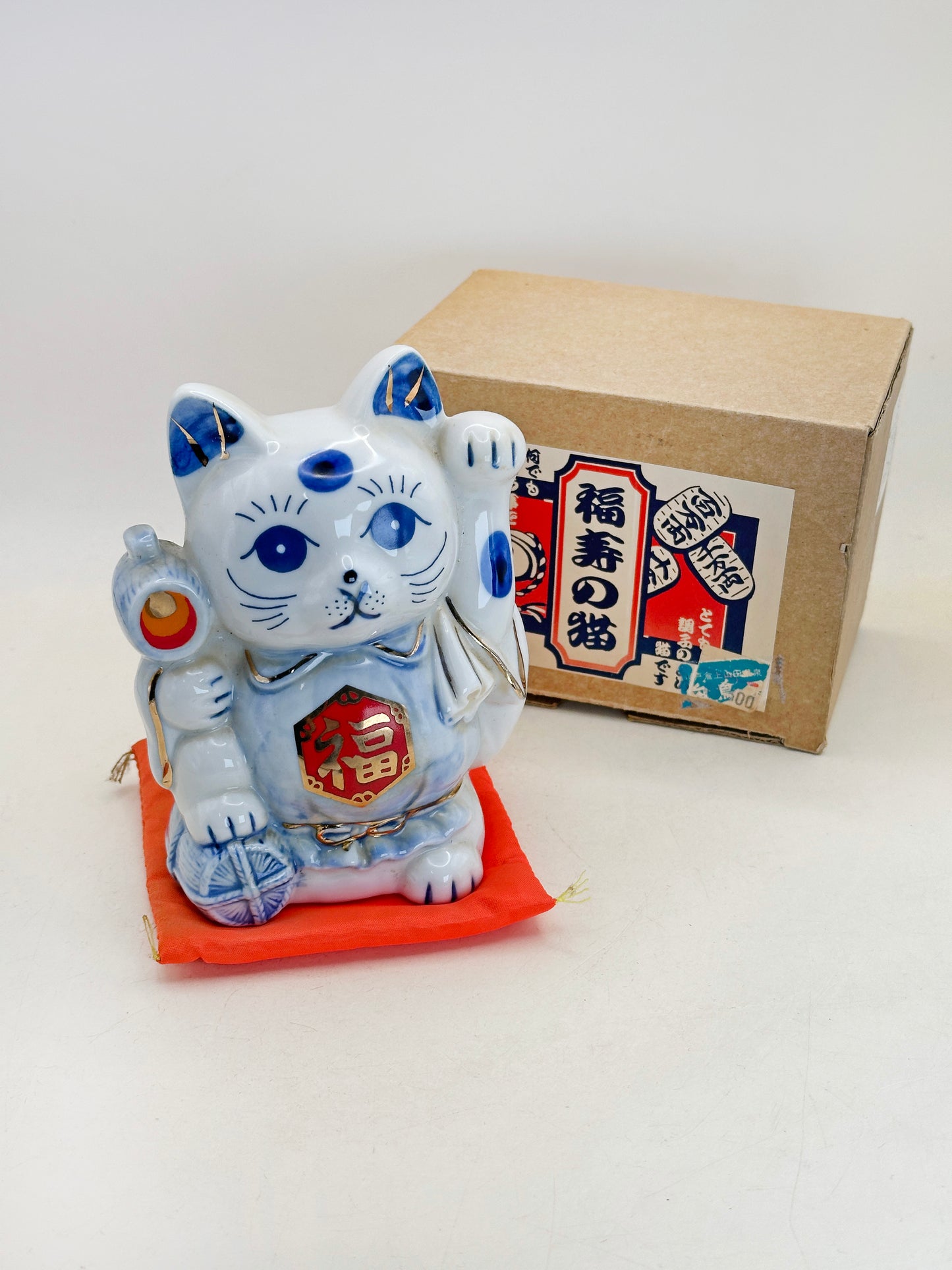 FT444 -  Arita ware Maneki Neko Cat 有田焼
