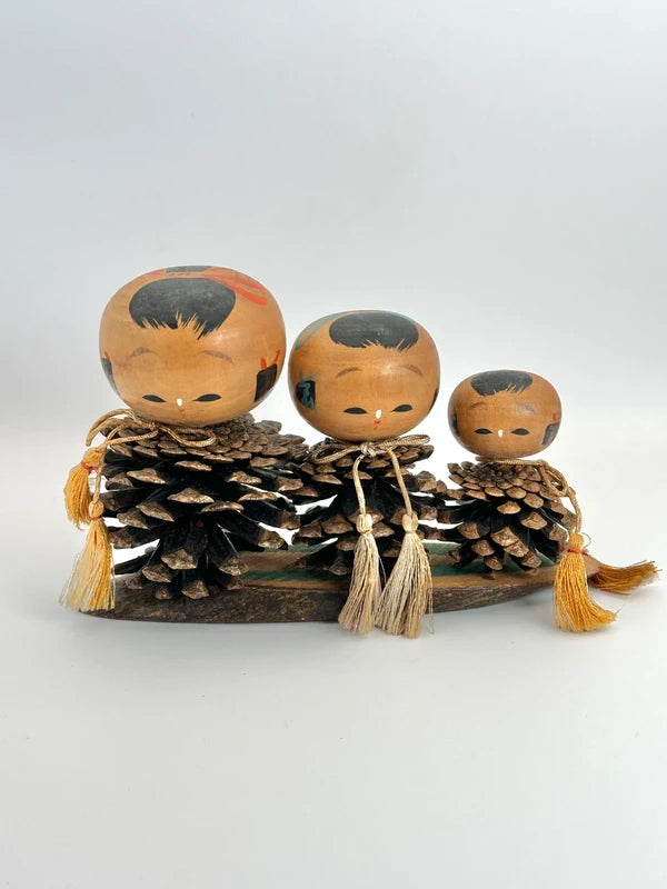 FT97 - Omiyage kokeshi doll pine cone