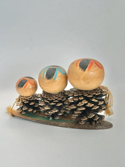 FT97 - Omiyage kokeshi doll pine cone