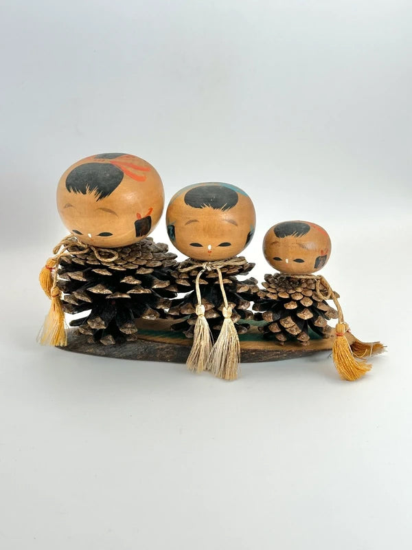 FT97 - Omiyage kokeshi doll pine cone