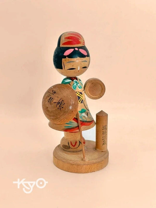 K15062 - Vintage Dōgo Onsen omiyage kokeshi 娘巡礼人形