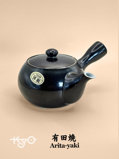 TB67 - Small Porcelain Teapot of Arita-yaki 有田焼