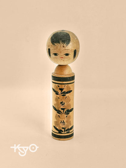 Poupée kokeshi monochrome vintage