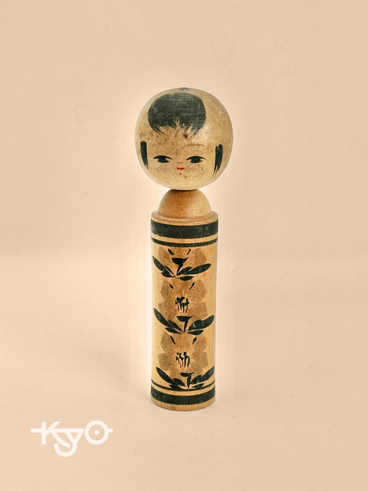 Poupée kokeshi monochrome vintage
