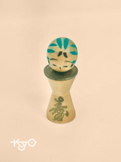 RARE Kokeshi miniature avec pièce de 5 yens