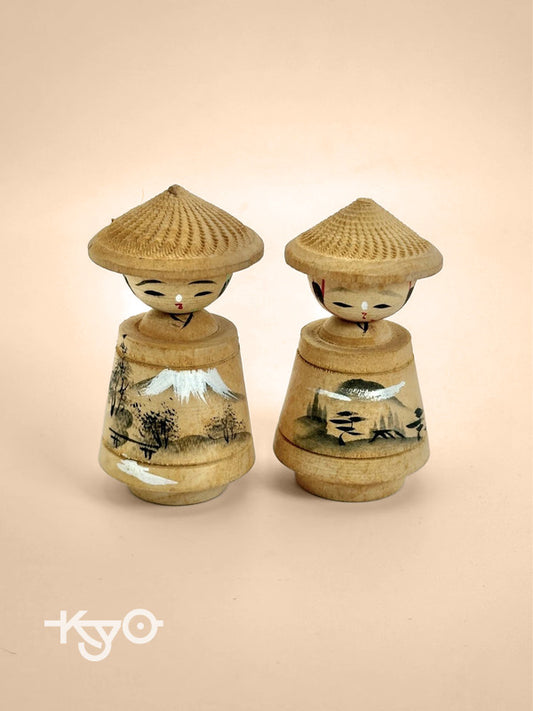 Une paire de kokeshi omiayge vintage