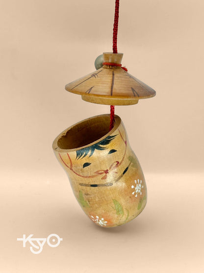 Petite boîte Kokeshi vintage avec cloche