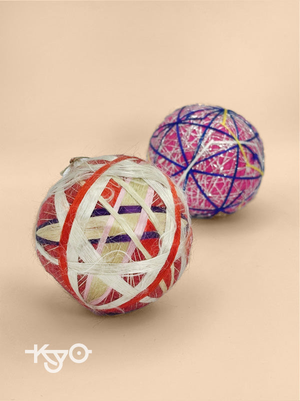 FT52 - Two vintage temari balls from Japan