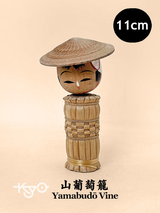 K10212 - Kokeshi Omiyage de vid yamabudō 山葡萄